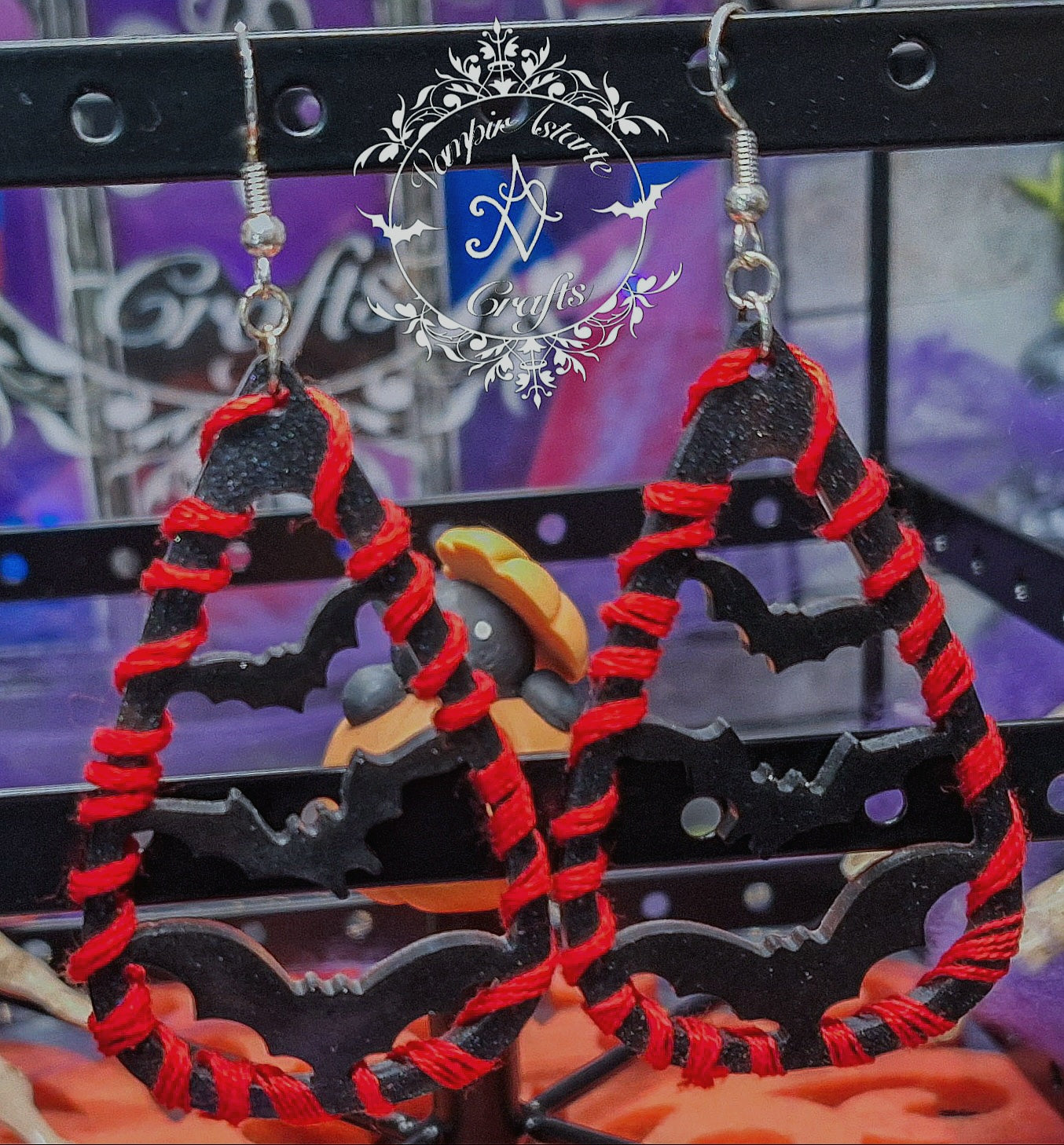 PENDIENTES BATS (con hilo rojo)
