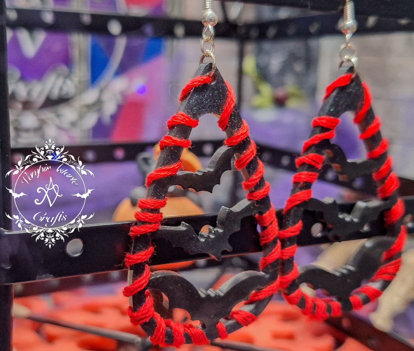PENDIENTES BATS (con hilo rojo)