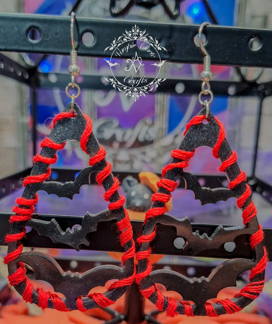 PENDIENTES BATS (con hilo rojo)